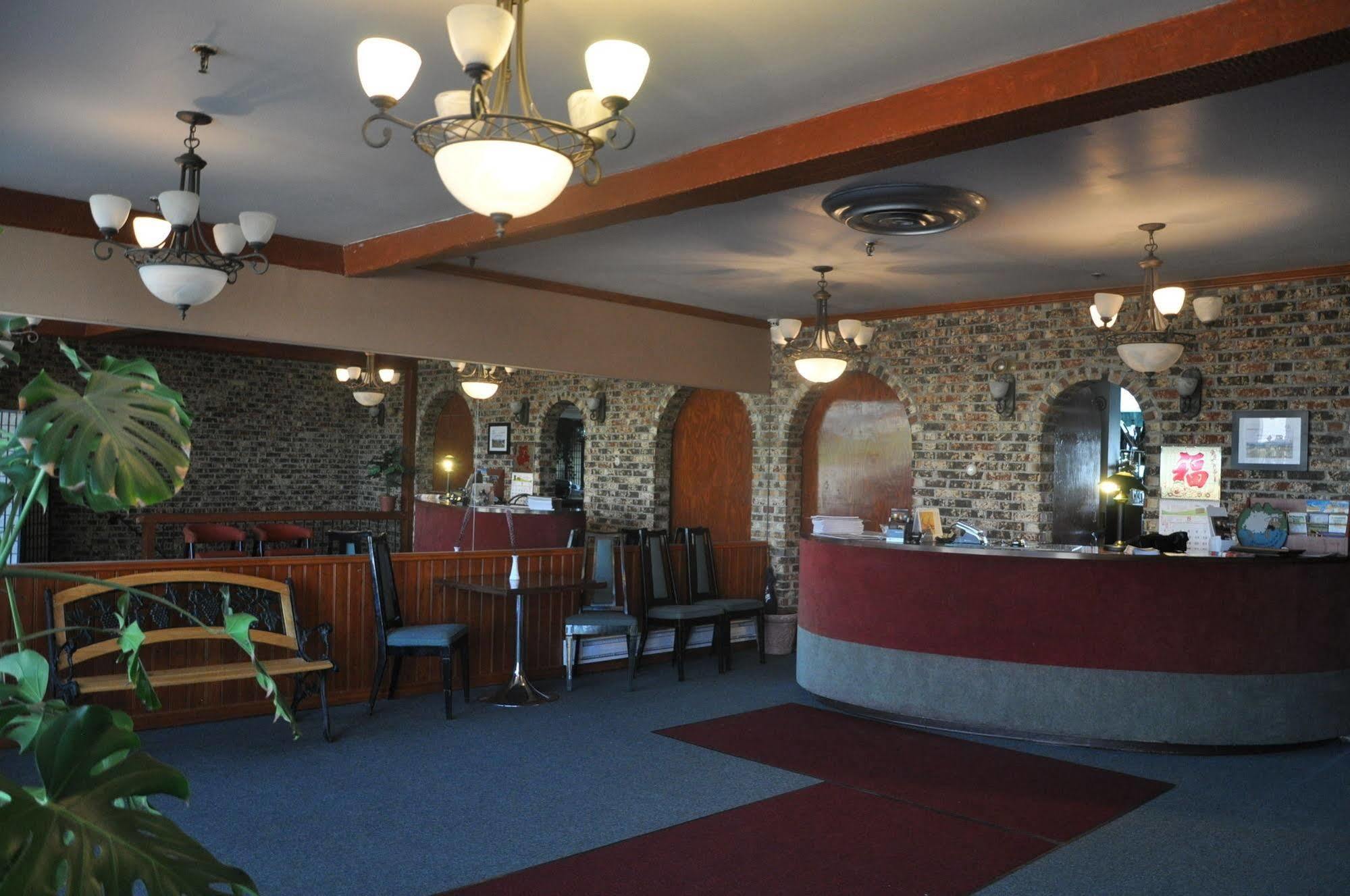 Hotel Motel Le Château Lac-Mégantic Buitenkant foto