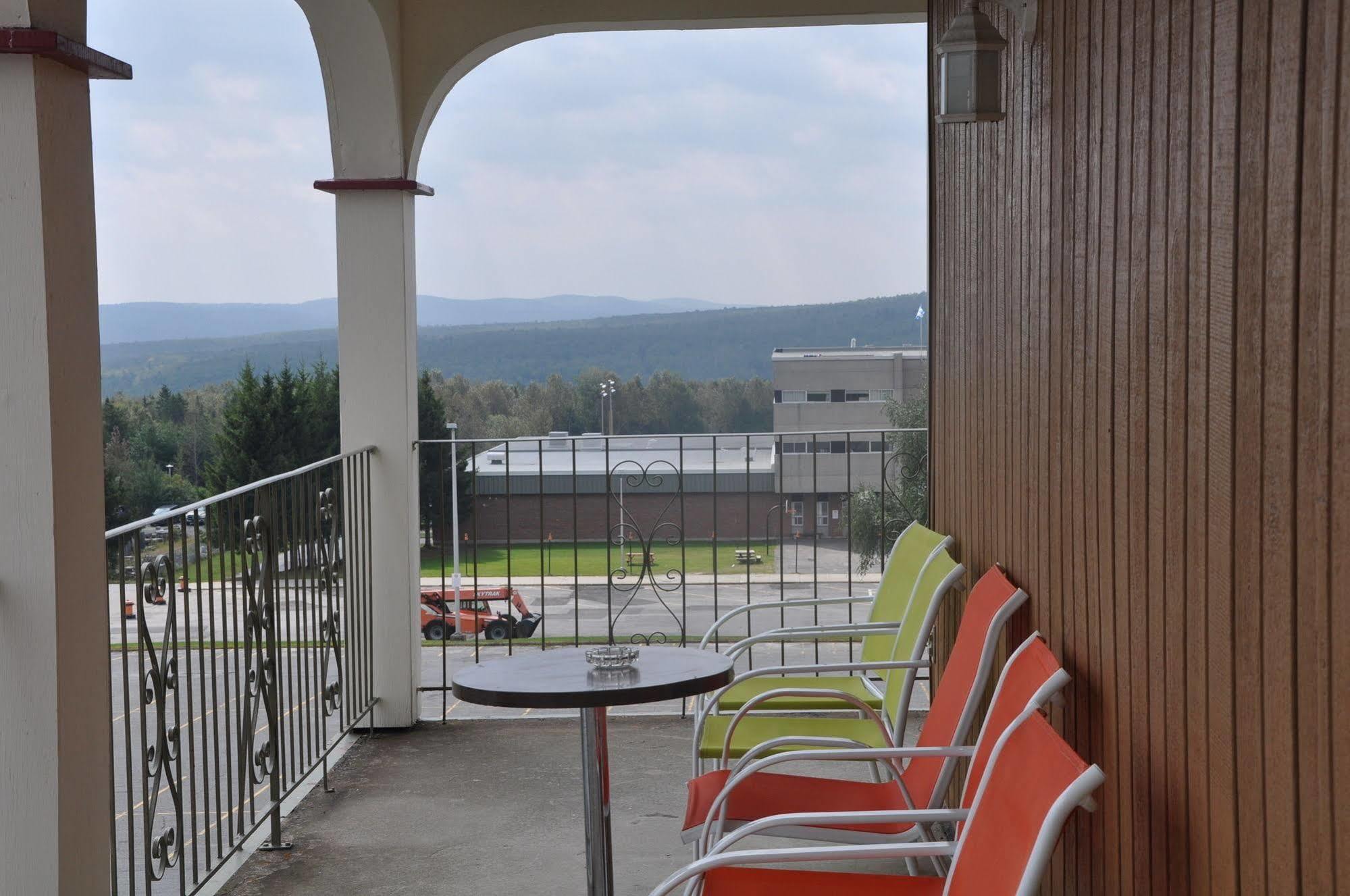 Hotel Motel Le Château Lac-Mégantic Buitenkant foto